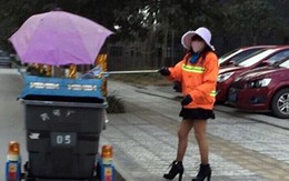 Chị lao công mặc váy siêu ngắn bên xe rác