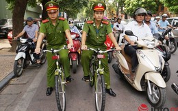 Hình ảnh công an Hà Nội ngày đầu tuần tra địa bàn bằng xe đạp