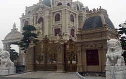 Biệt thự đại gia và hàng cổng sắt bề thế