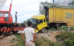 Tàu hỏa hất văng container, đường sắt tê liệt nhiều giờ