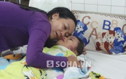 Bé gái được giải cứu dưới giếng khóc thét trong bệnh viện