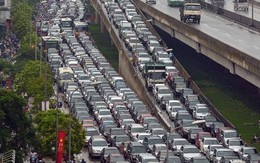 Hà Nội: Trời mưa, đường tắc kéo dài hàng cây số