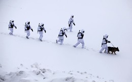 24h qua ảnh: Lính Trung Quốc đạp tuyết tuần tra biên giới với Nga