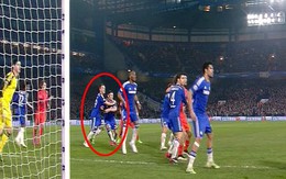 "Bận" ôm nhau, hậu vệ Chelsea bỏ mặc đối thủ ghi bàn