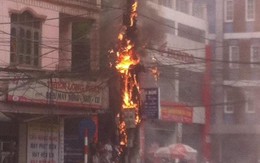 Hà Nội: Cột điện bốc cháy dữ dội tại "con đường cong mềm mại"