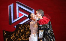 Chồng Đoan Trang mặc áo cưới hôn vợ giữa sân khấu