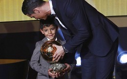 Cris Ronaldo xua con trai tới làm thân với Messi