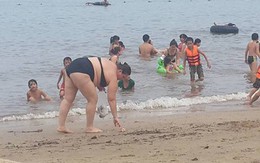 Xôn xao hình ảnh khách tây nhặt rác trên bãi biển Đồ Sơn