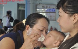 Em bé văng ra khỏi bụng mẹ được Việt kiều Mỹ về thăm