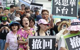 Dân Đài Loan xé sách giáo khoa, đòi bộ trưởng từ chức