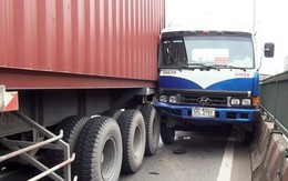 Tránh xe tải, 2 xe container dính chặt nhau trên đường