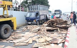 Xe tải chở hàng chục tấn gỗ phế liệu lật trong hầm chui trên Quốc lộ 1 A