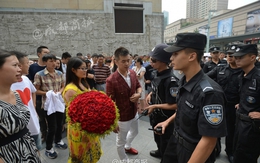 Bị cảnh sát bắt vì cầu hôn bạn gái giữa đường quá hoành tráng