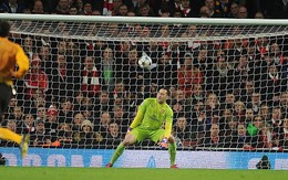 Thủ môn Arsenal “đứng hình” vì hàng thủ siêu tệ