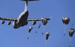 24h qua ảnh: Lính Mỹ nhảy dù từ máy bay quân sự