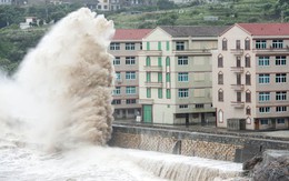 7 ngày qua ảnh: Sóng bão khổng lồ đập vào bờ biển Trung Quốc