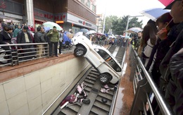 24h qua ảnh: Ô tô mất lái rơi xuống hầm đi bộ ở Trung Quốc
