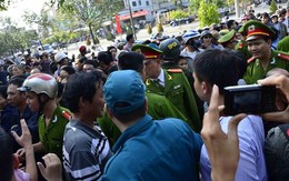 Hàng trăm người xếp hàng vào viếng ông Nguyễn Bá Thanh