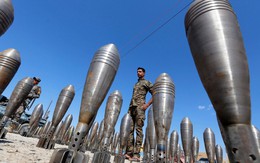 24h qua ảnh: Binh sĩ Iraq đứng giữa lô đạn cối thu giữ từ IS