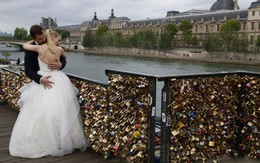 24h qua ảnh: Cặp đôi mới cưới ôm nhau trên cầu khóa tình yêu