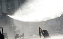 24h qua ảnh: Người biểu tình chống đỡ vòi rồng cảnh sát