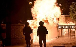 24h qua ảnh: Bom xăng phát nổ cạnh cảnh sát chống bạo động