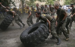 7 ngày qua ảnh: Lính tình nguyện Ukraine trước khi ra chiến tuyến