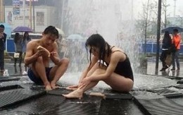 Cặp đôi thản nhiên tắm giữa đường phố Trung Quốc