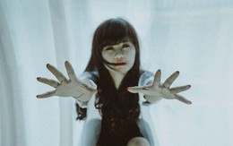 Cô gái đau khổ, lạc lõng vì tình yêu dang dở