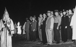 Hình ảnh hành lễ bí ẩn của hội Ku Klux Klan những năm 1940