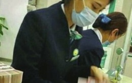 Vác 8 bao tiền mốc đến ngân hàng gửi tiết kiệm