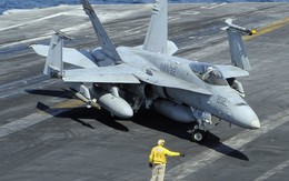 F/A-18 được “chăm sóc” kỹ như thế nào trước khi cất cánh?