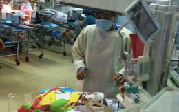 Rơi nước mắt giây phút mẹ cháu bé bị đâm xuyên đầu vào thăm con