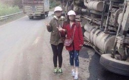 Hai thiếu nữ gây phẫn nộ khi chụp ảnh tươi cười bên chiếc xe tải bị lật