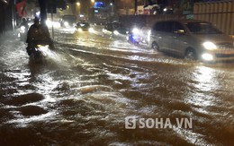 Hà Nội: Nhiều tuyến đường biến thành "sông" sau cơn mưa nặng hạt