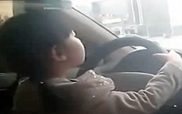 VIDEO: Bé gái mới biết nói lái ô tô chạy vù vù trên đường phố