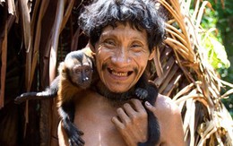 [Photo] Bộ tộc kỳ lạ ở Amazon nhận động vật hoang dã làm con