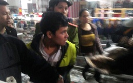 Dùng dùi cui điện khống chế chủ cửa hàng thời trang