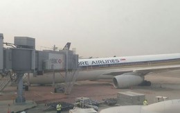 Máy bay của Singapore Airlines bị "sập đầu"