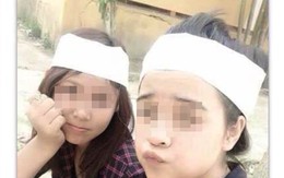 Hai thiếu nữ quấn khăn tang vô tư chụp hình 'tự sướng'
