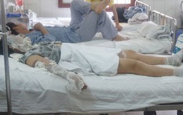 Bán vé số không hết, bé gái bị mẹ đổ xăng đốt