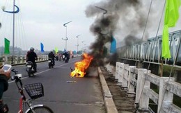Sáng 30 Tết, xe máy bốc cháy dữ dội giữa cầu Đà Rằng