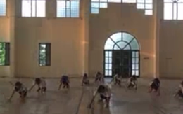 Clip: Cô giáo xinh nhất Chu Văn An dạy HS tập thể dục theo nhạc "Tình yêu màu nắng"