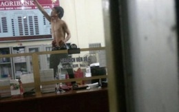 Đã khống chế đối tượng xông vào ngân hàng cố thủ, tự đâm vào bụng