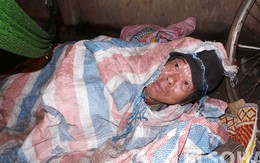 "Dị nhân" nhất quyết ngủ dưới trời mưa rét trên vỉa hè Hà Nội