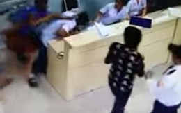 Bệnh nhân bật khỏi cáng tấn công bác sĩ