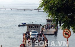Hà Nội: Chủ đò thu "khủng" khi chở ô tô qua sông trái phép