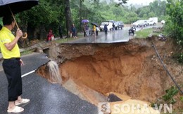 Hi hữu: Đường bị cắt làm đôi, tạo hố sâu 9m