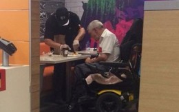 Ấm áp với hành động của nhân viên tiệm thức ăn nhanh với ông lão ngồi xe lăn