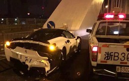Lùi xe "chạy chốt", Ferrari 458 "hôn móp đầu" xe cảnh sát